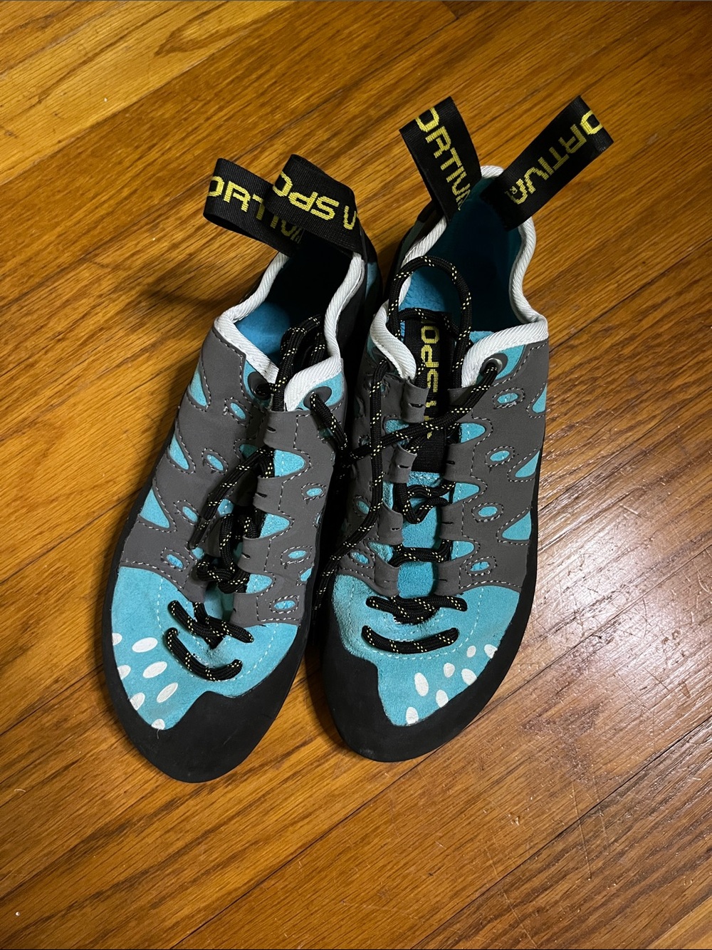 Women’s La Sportiva Tarantulace Teal and Gray Climbing Shoes - NWOT